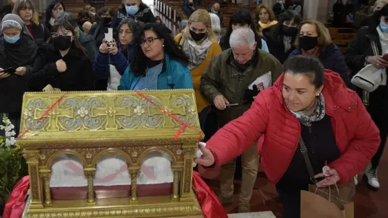 Cientos de fieles vieron las reliquias de Santa Margarita y pidieron por el país