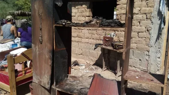 Una familia numerosa de Caucete quedó en la calle por un feroz incendio