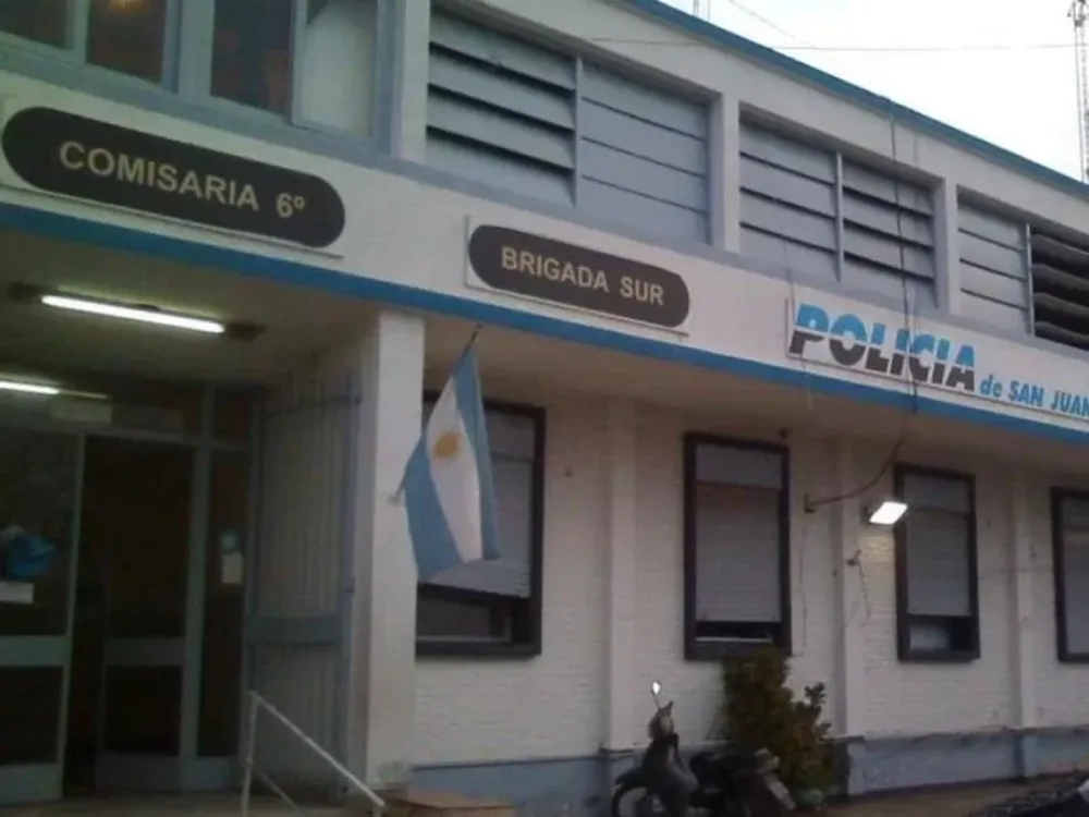 Entraron a robar a un heladería, ataron y encerraron en el baño a la cajera