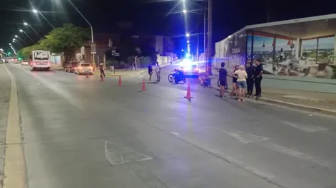 Motociclista fue embestida por un auto que giró y no la vio: se quebró la tibia