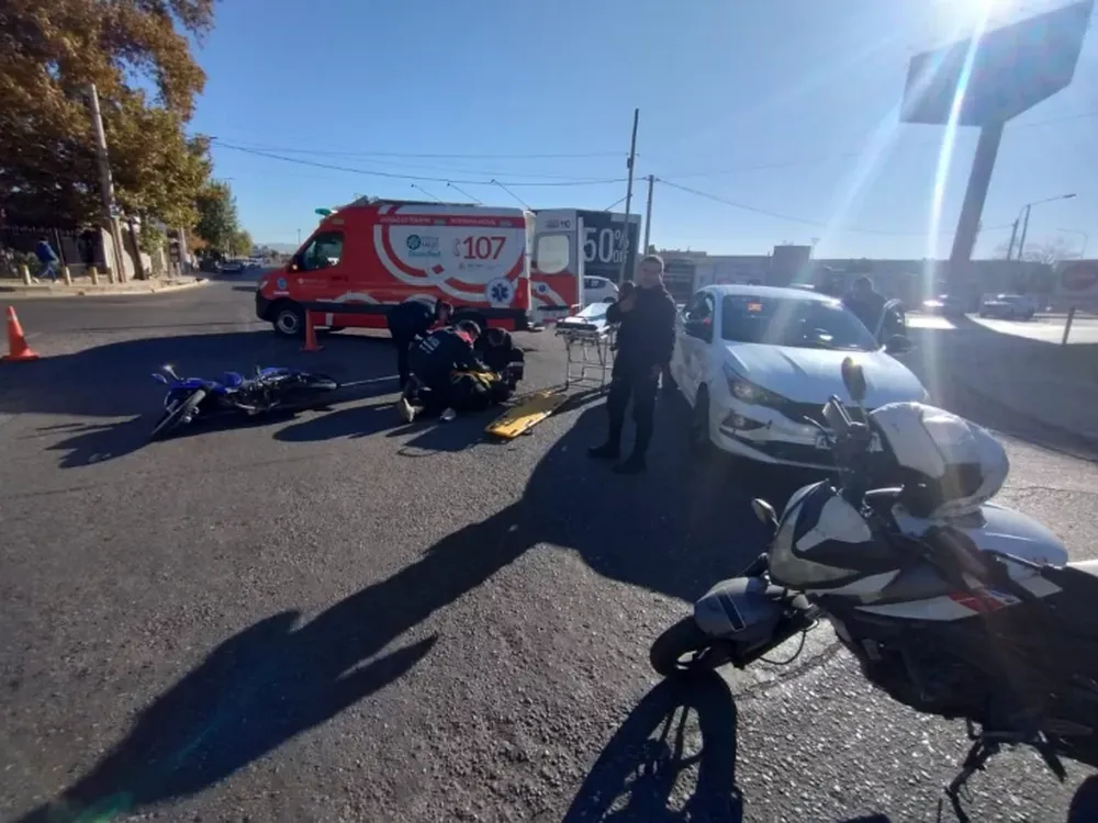 La conductora de una moto terminó hospitalizada tras chocar con un remís