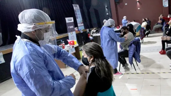 Vacunación contra el coronavirus: recomiendan dosis de refuerzo para grupos de “alto riesgo”