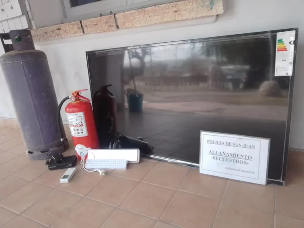 Se hacen llamar “La banda de los menores” y desvalijaron un centro de jubilados y otro infantil