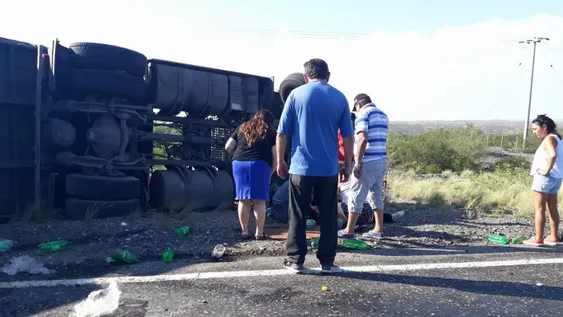 Vuelco en Cuesta de las Vacas: el camionero fue rescatado por gente que pasaba por el lugar