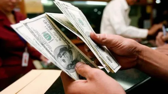 Las razones por las que baja el dólar