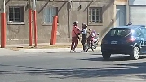 [VIDEO] Revuelo por un hombre y una mujer que se pelearon a las piñas en plena calle