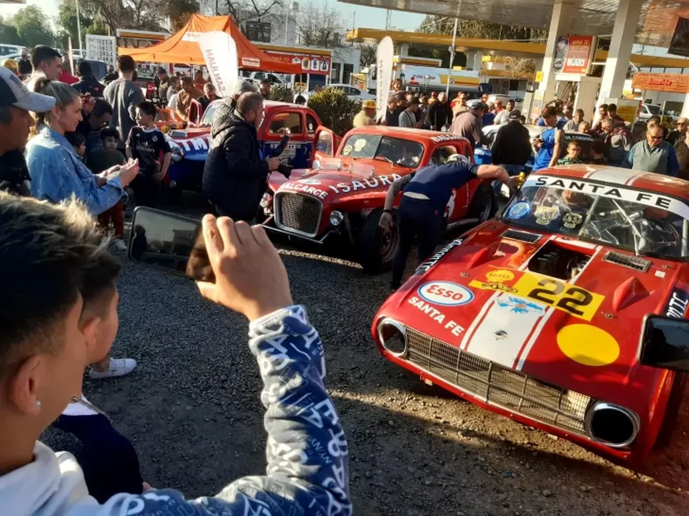 Los autos históricos del TC coparon las calles sanjuaninas para delirio de sus fanáticos