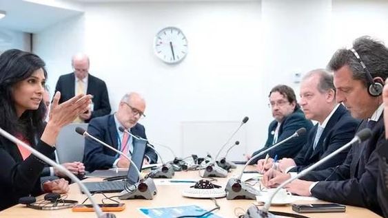 Viaje y expectativa por el acuerdo con el FMI