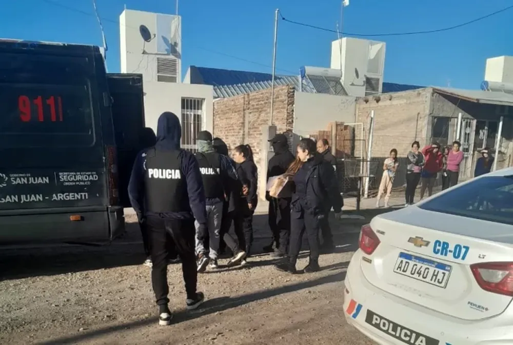 Un vecino fue agredido con un arma de fuego y detuvieron a dos hermanos conocidos en el ambiente delictivo