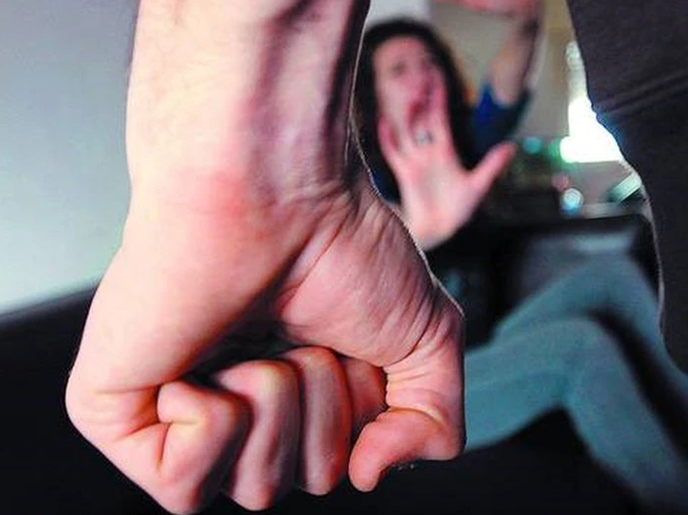 Atacó en dos ocasiones a su pareja y dejó herido a su bebé: 6 meses de prisión en suspenso