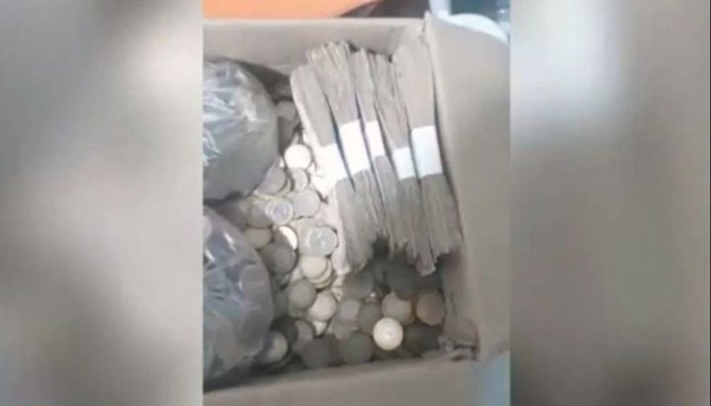 Pagó una multa con monedas y billetes de $10 para quejarse de la municipalidad
