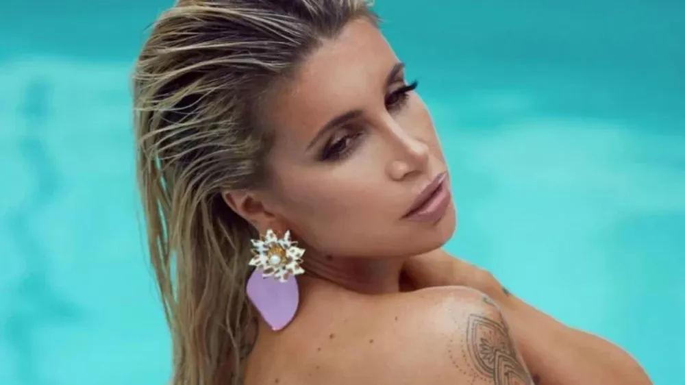 “Mirá cómo te espero”: boca abajo, en bikini y arriba de un inflable, posó sexy Florencia Peña