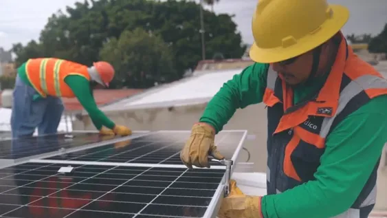 RENTABILIDAD. Los usuarios comerciales pagan costos más altos de potencia, que en domiciliarios es el VAD, por lo que encuentran más conveniente el uso de paneles.