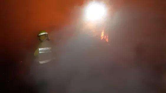 Se les incendió el fondo y los Bomberos Voluntarios les salvaron la vivienda