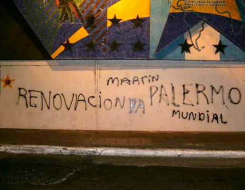Después del gol de Palermo aparecieron más pintadas por su renovación