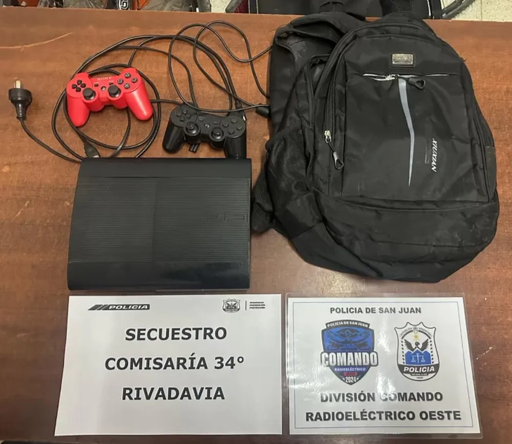 Un menor robó una Playstation y cuando la policía lo perseguía fue apredreada por vecinos