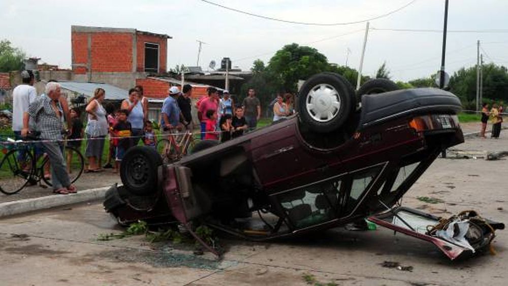 Dos heridos al volcar un auto por tornado en Buenos Aires