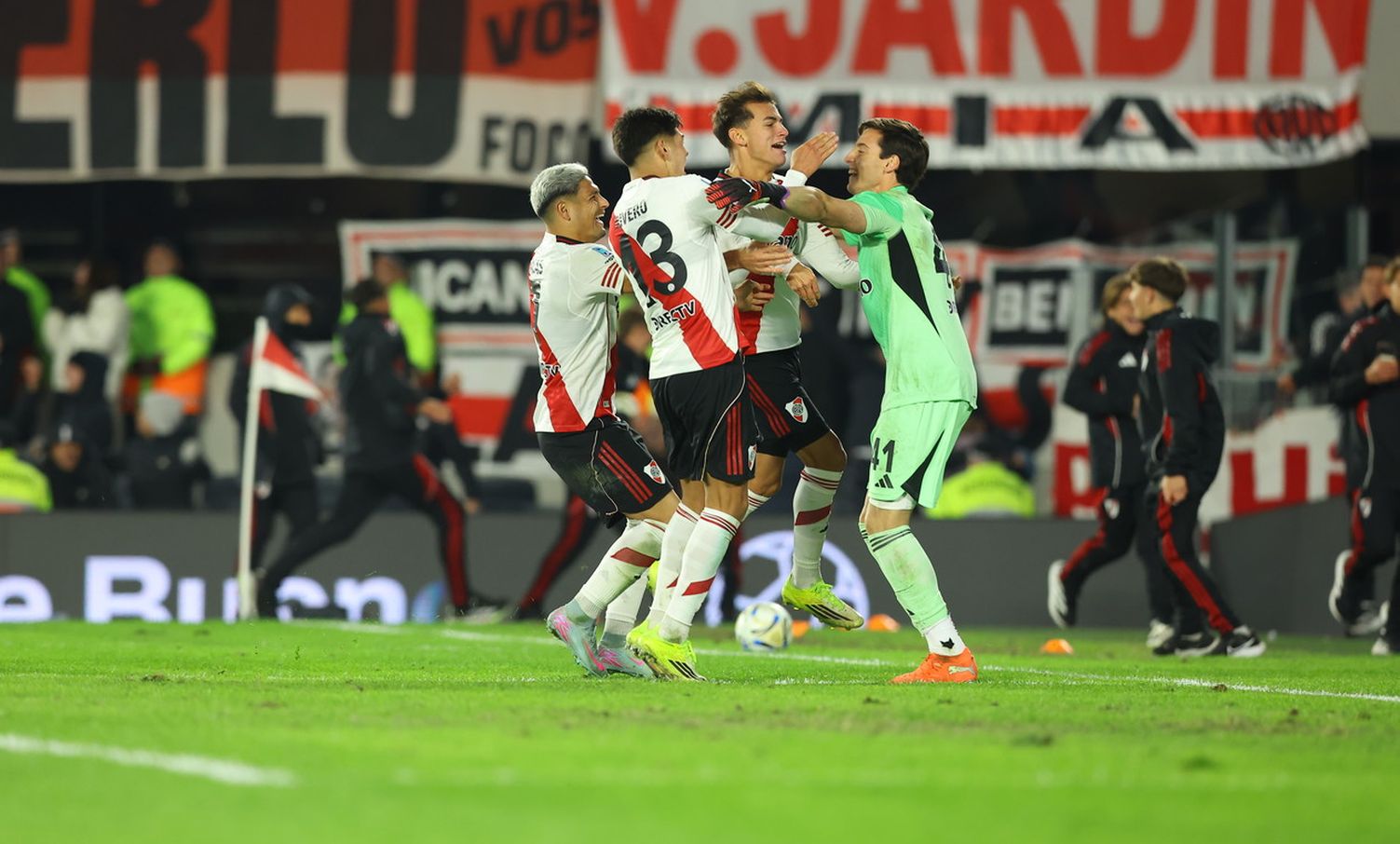 Locura. Beltrán festeja. River había sufrido todo con San Lorenzo y recién en los penales logró avanzar a Cuartos de Final del Apertura de AFA.