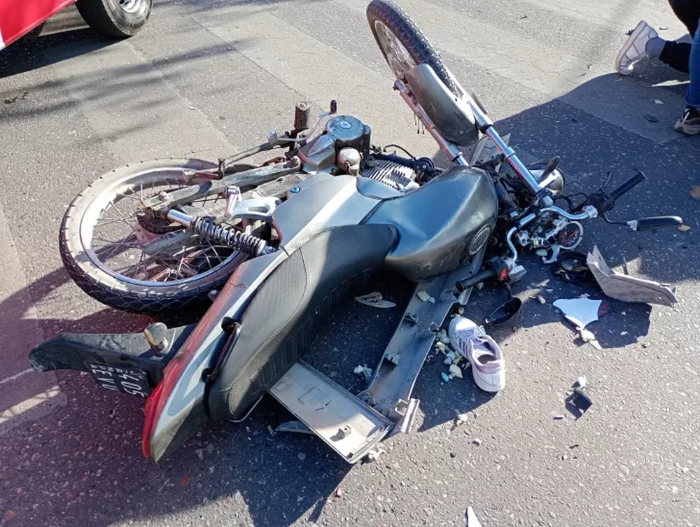 Una motociclista sufrió una fractura tras chocar con una camioneta