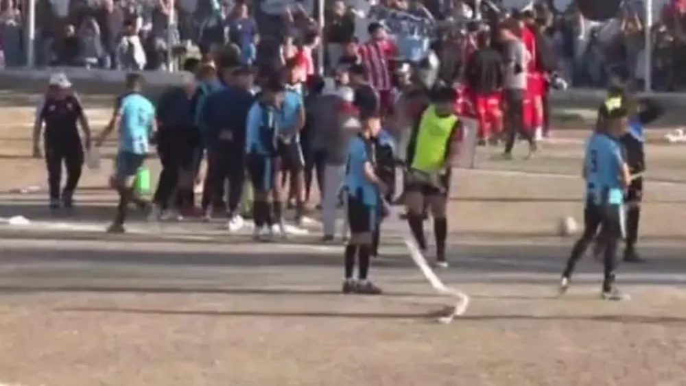 Otra vez violencia: golpearon a un jugador de Rivadavia y el juego se suspendió