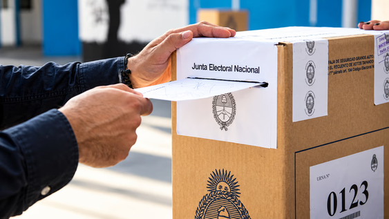Una nueva encuesta nacional midió a Javier Milei frente al peronismo con sus diferentes corrientes unidas para 2027.