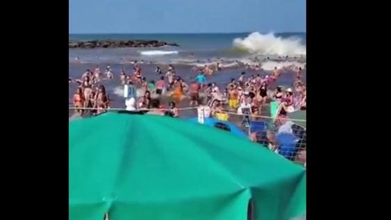 Ola gigante en la Costa Atlántica: un muerto y 35 heridos tras un evento climático imprevisible