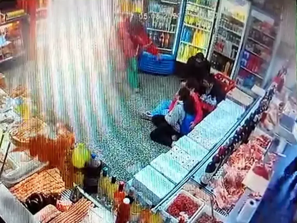 [VIDEOS] Dos ladrones armados robaron en una carnicería: se llevaron dinero y mercadería