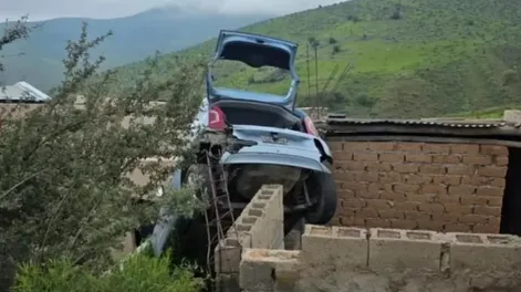 Volcó un auto en el que iban varias mujeres y terminó sobre el techo de una casa