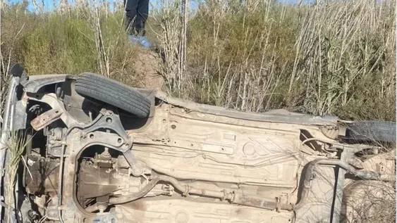 Sin chances. El joven conductor no llevaba puesto el cinturón de seguridad y murió al salir despedido del auto cuando volcó.
