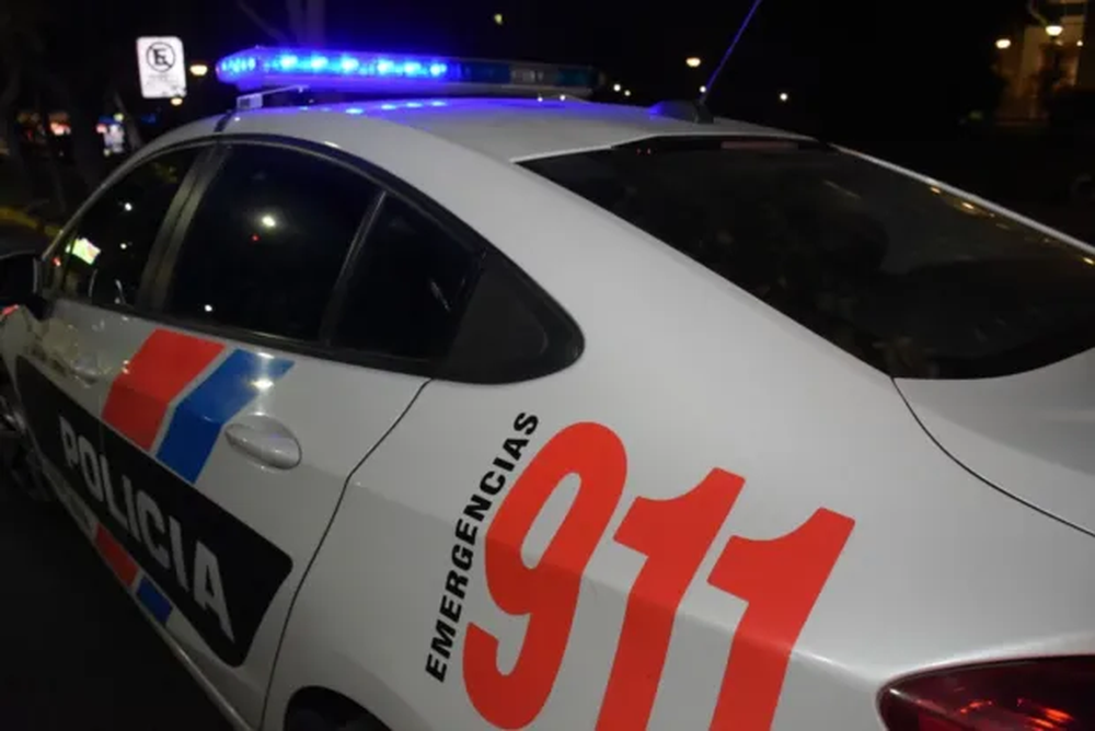 Iba en auto, se quedó dormido y chocó contra un árbol