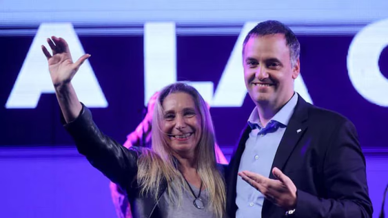 Karina Milei publicó una foto con Manuel Adorni como respaldo en el medio de la polémica.