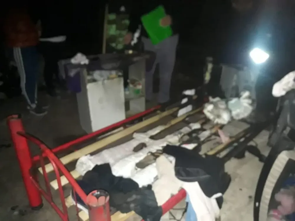 Tienen 16 y 17 años y un bebé de un mes y perdieron parte de sus pertenencias en un incendio