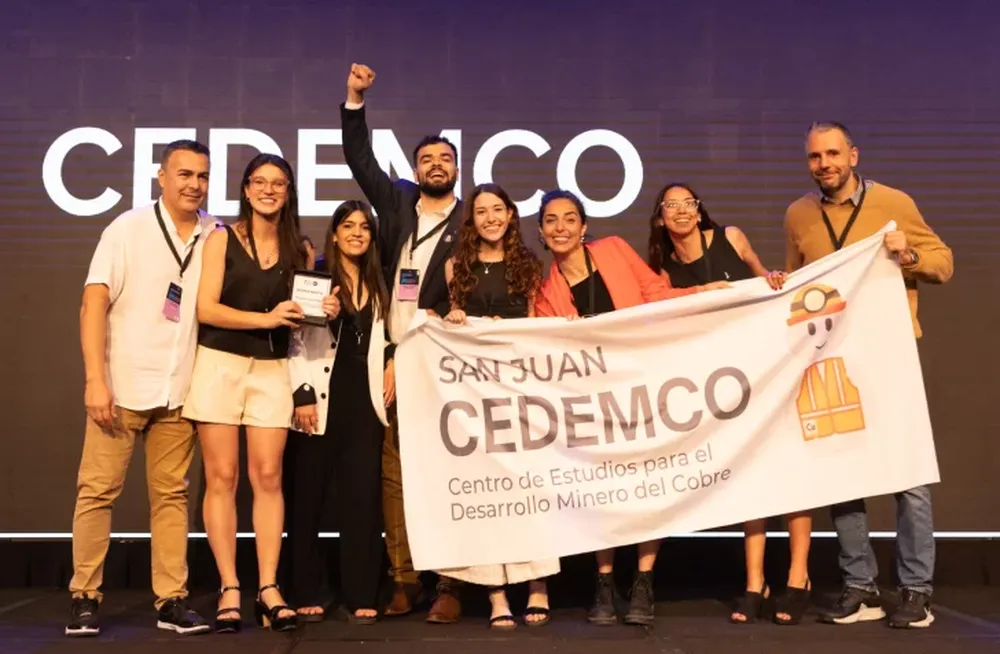 EL FESTEJO de los integrantes del equipo de profesionales sanjuaninos cuando recibieron la noticia de haber logrado el primer lugar en todo el país con su proyecto para la minería del cobre.