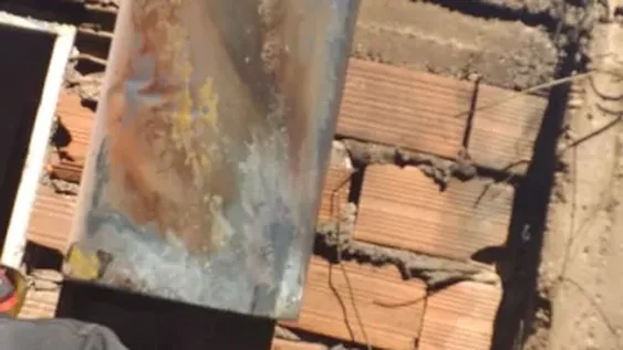 [FOTOS] Un dañino incendio arrasó con dos heladeras, un calefón eléctrico y herramientas