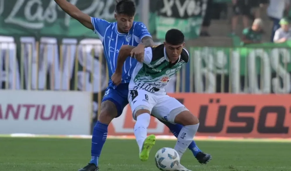 A JUGAR. San Martín ya empezó a vivir el partido del domingo ante el Tomba. Romagnoli elige modelo.