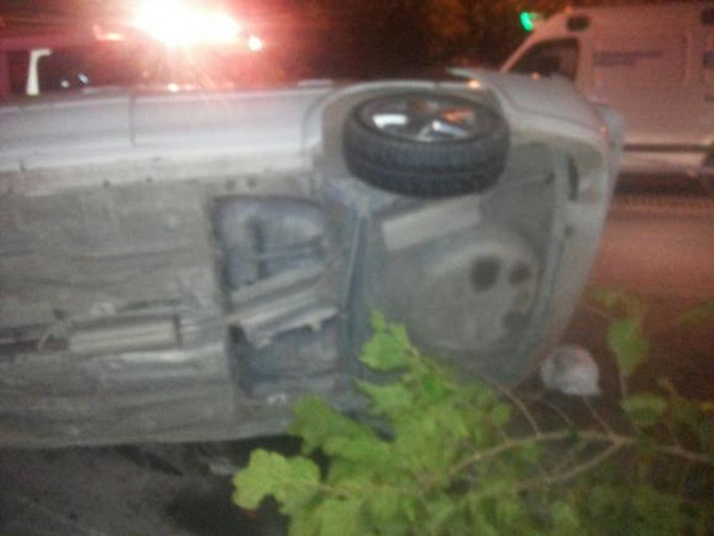 Una mujer murió después que el remis en que viajaba cruzara de carril y chocara contra un árbol