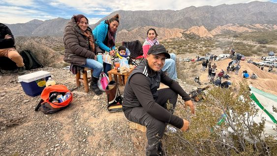 En familia. Maxi Farías disfrutó desde las lomas el paso del DR40 por Pedernal.
