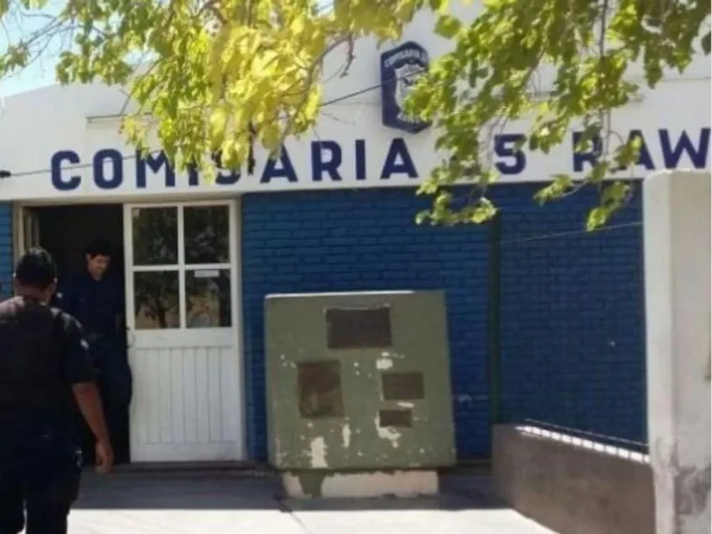 No importó que tuviera el auto sin batería en la puerta de su casa, igual se lo robaron