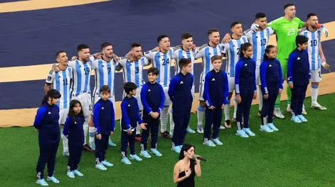 Lali Espósito le puso voz al Himno en la previa