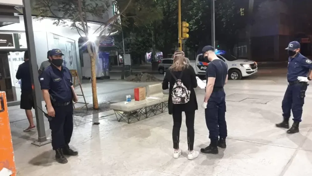Dos hombres se robaron el termómetro de un local de la Peatonal