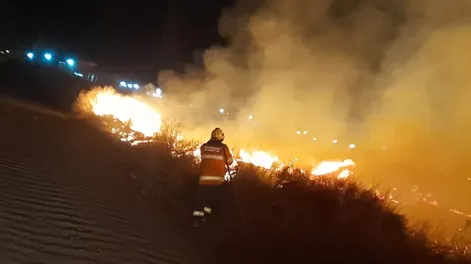 Bomberos de Pocito trabajaron para sofocar un gran incendio que amenazaba a casas aledañas