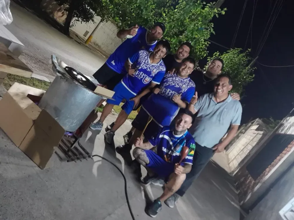 Hinchas de Unión y la tradición de reunirse para ayudar a los que menos tienen