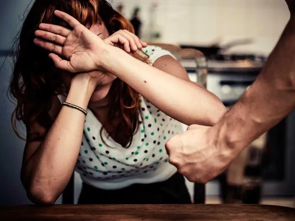 No podía acercarse a su ex pareja y la golpeó ante sus hijos: “Te voy a matar a vos y a ese…”