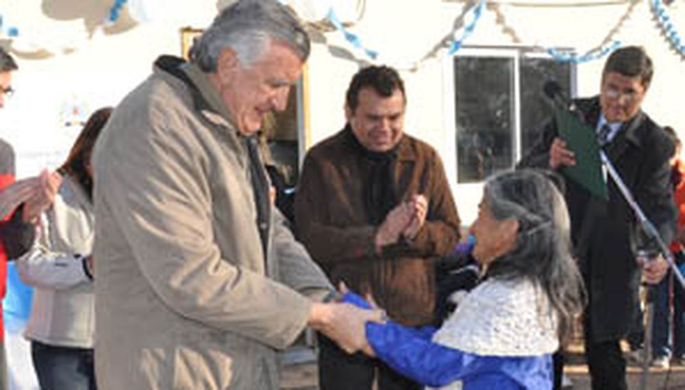 Gioja visitó Mogna y entregó módulos habitacionales
