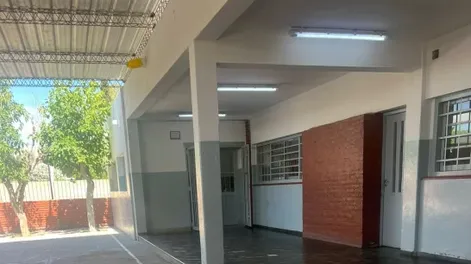 La escuela Elvira de la Riestra de Lainez por fuera.