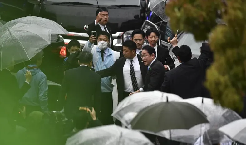 El primer ministro japonés, evacuado de emergencia tras una explosión en un acto electoral