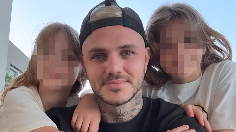 Mauro Icardi junto a sus dos hijas.