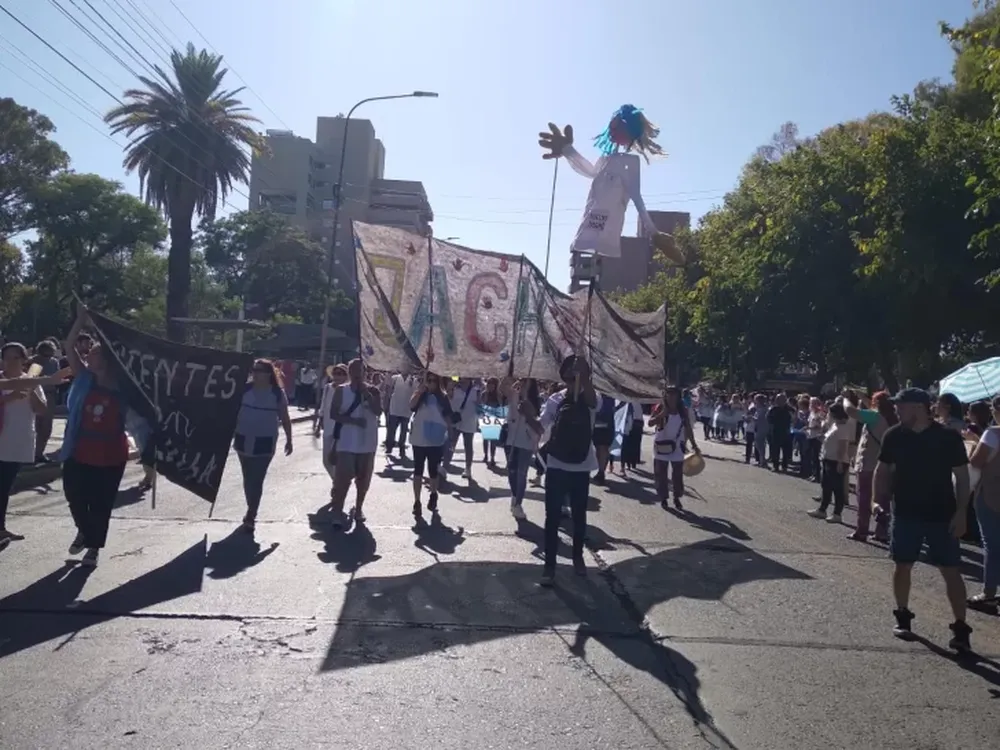 Docentes autoconvocados resolvieron continuar con el paro este viernes