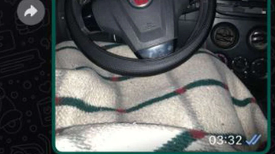 Se aburrió del boliche, fue a dormir al auto para “no dejar en banda” a sus amigos y se viralizó