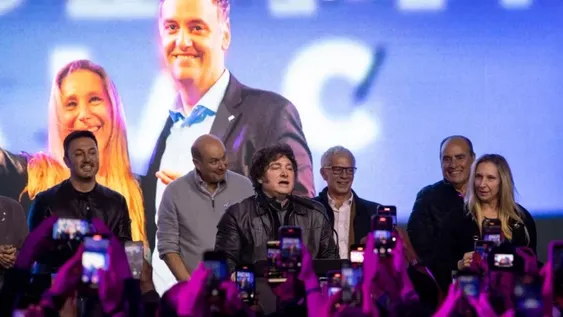 EUFÓRICO. Javier Milei arrancó su discurso luego de caminar por medio de la militancia que esperaba su llegada.